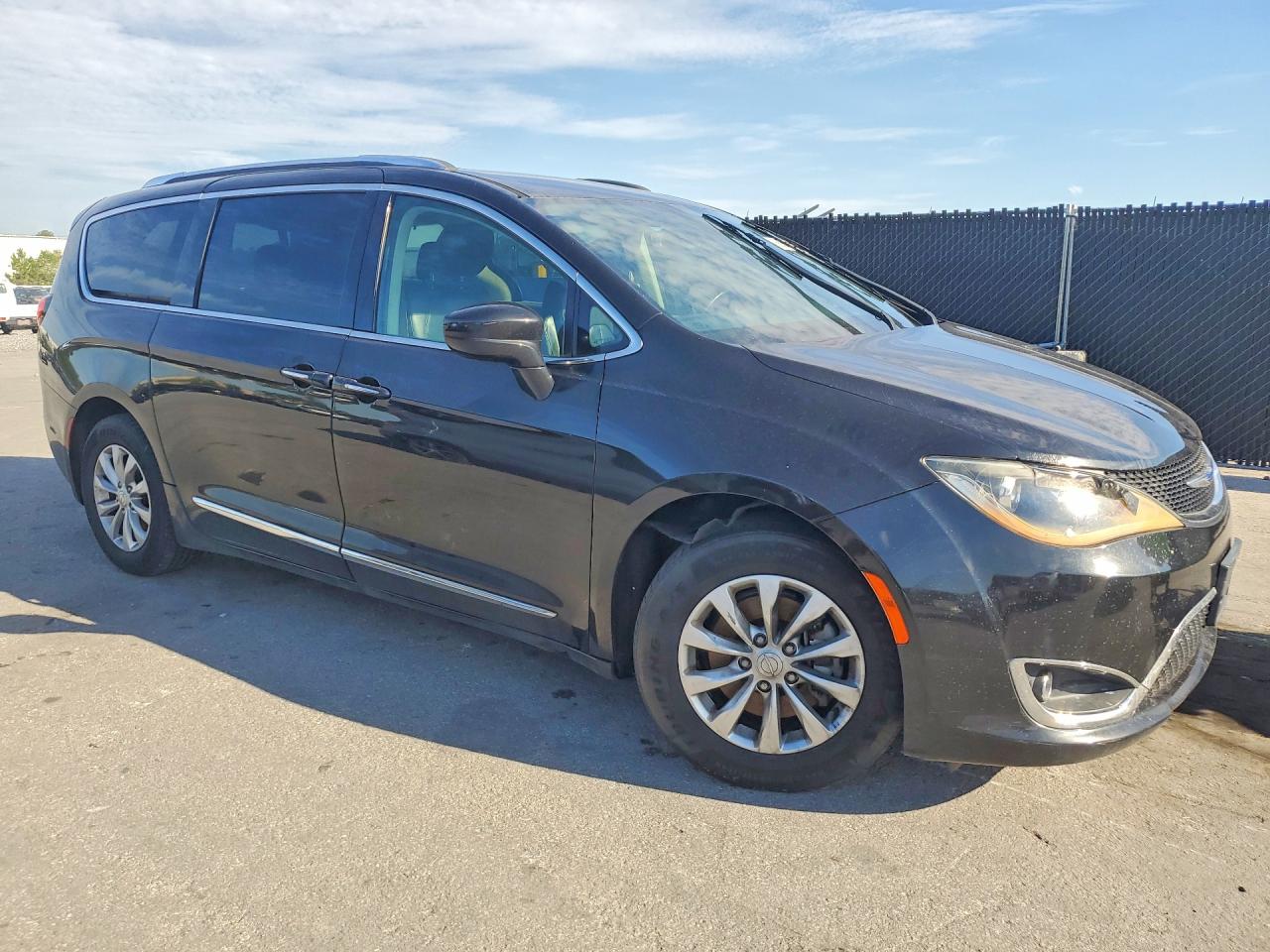 2019 Chrysler Pacifica Touring L Black vin: 2C4RC1BG7KR731614