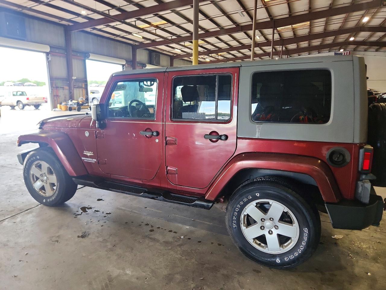 2009 Jeep Wrangler Unlimited Sahara Red vin: 1J4GA59169L750562