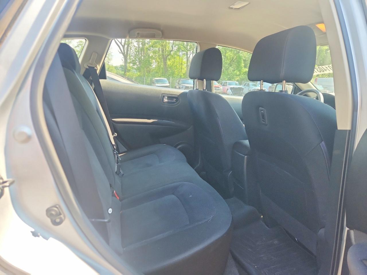 2015 Nissan Rogue Select S Серебряный vin: JN8AS5MV3FW260162