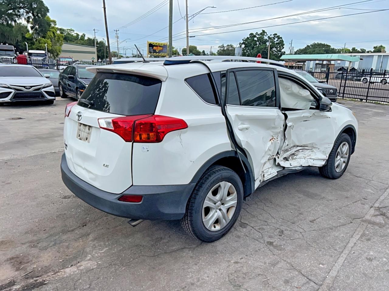 2015 Toyota Rav4 Le White vin: JTMZFREV5FJ044111