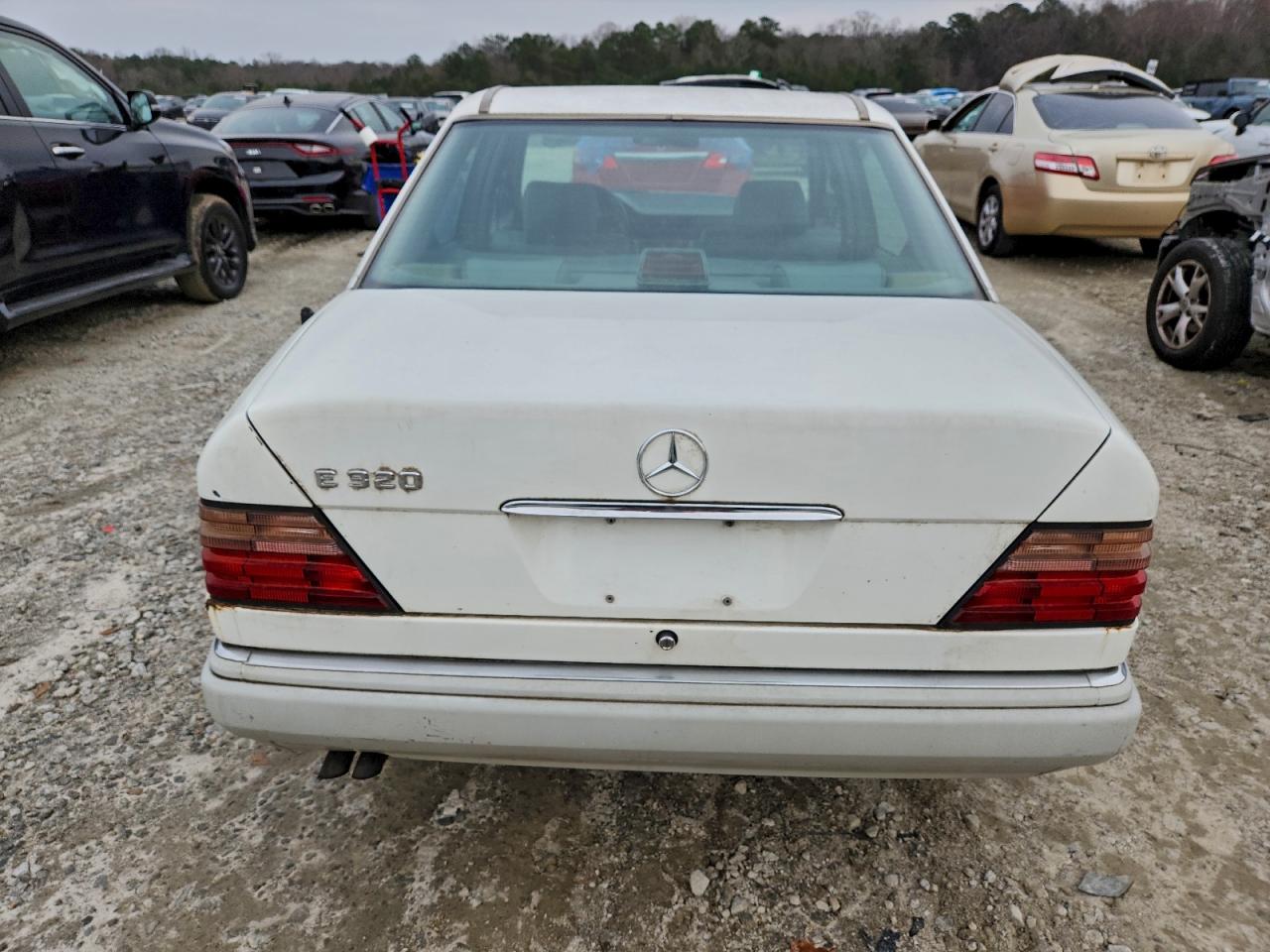 1994 Mercedes-benz E 320 White vin: WDBEA32EXRC038357