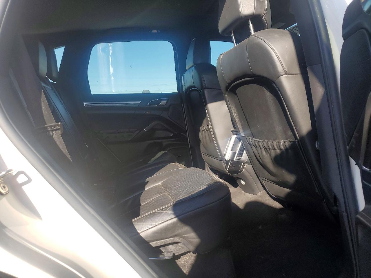 2011 Porsche Cayenne S White vin: WP1AB2A25BLA42058