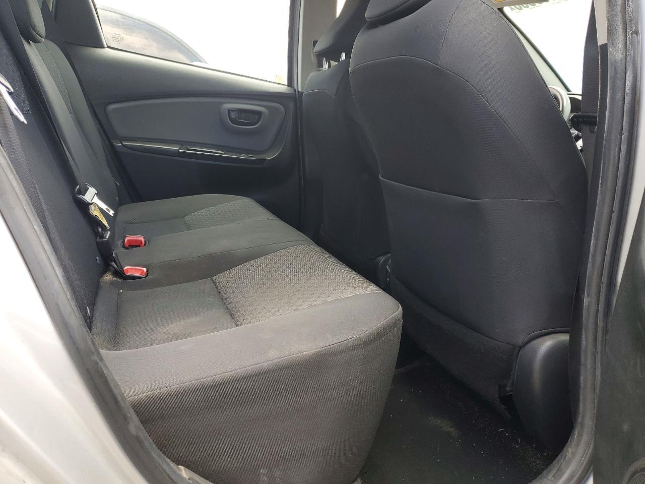 2015 Toyota Yaris 5-door L Silver vin: VNKKTUD31FA035281