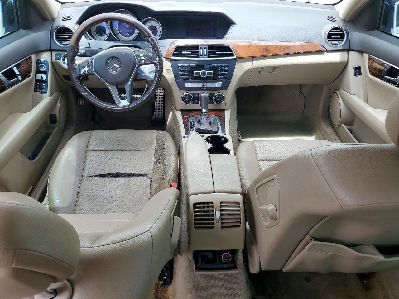 2013 Mercedes-benz C 250 Белый vin: WDDGF4HB6DR287619