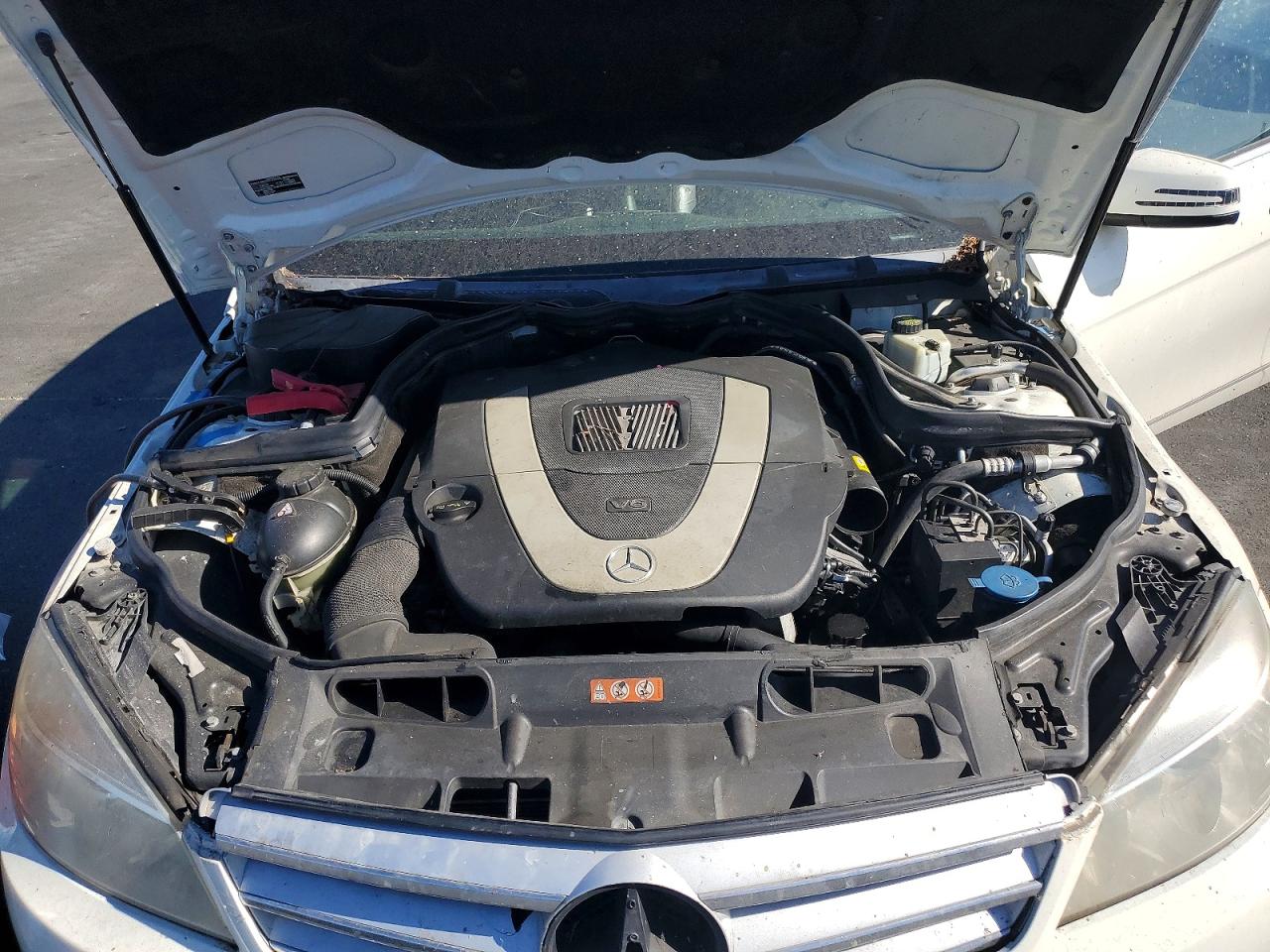 2010 Mercedes-benz C 300 White vin: WDDGF5EB2AR087262