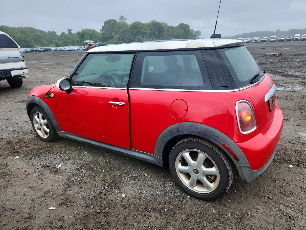2009 Mini Cooper Red vin: WMWMF33529TW76970