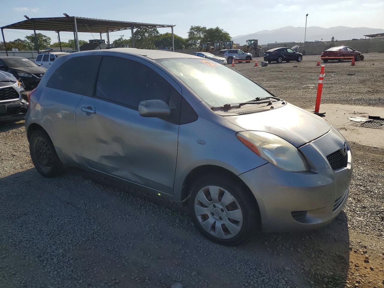 2008 Toyota Yaris Base Серый vin: JTDJT923185209835