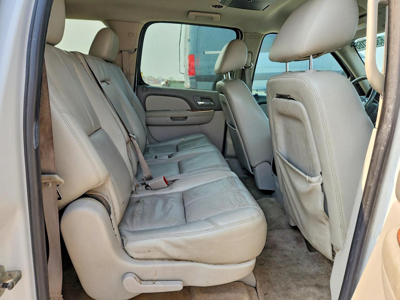 2011 Chevrolet Suburban K1500 Lt White vin: 1GNSKJE30BR210731