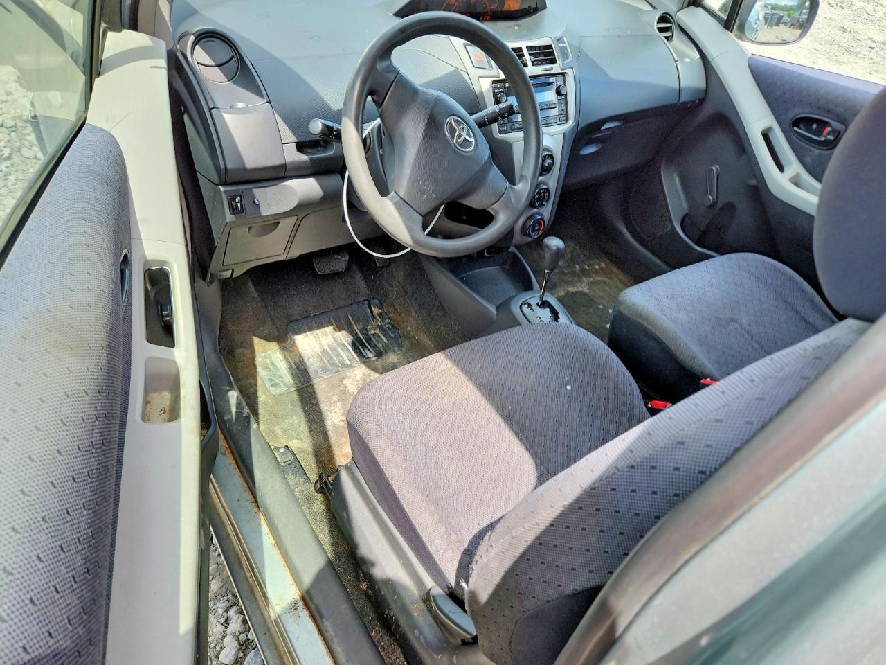 2009 Toyota Yaris Base Серебряный vin: JTDJT903X95263929