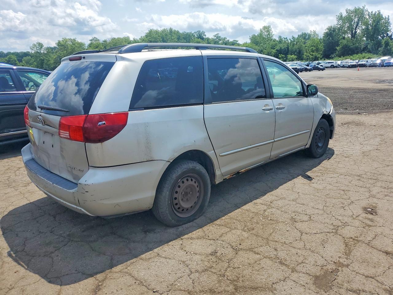 2004 Toyota Sienna Le 7 Passenger Silver vin: 5TDZA23C94S068550
