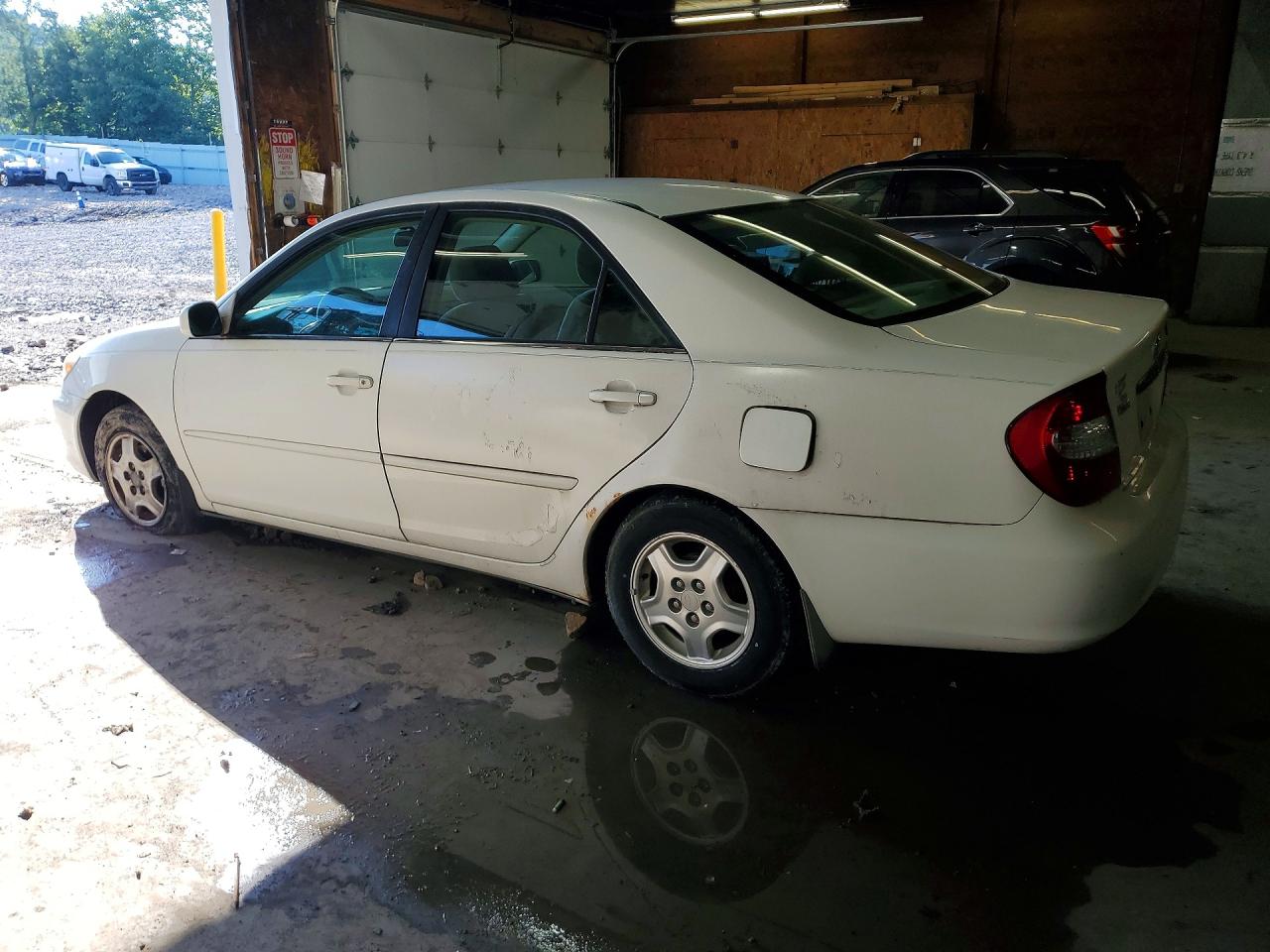 2002 Toyota Camry Le White vin: 4T1BE32K42U038266