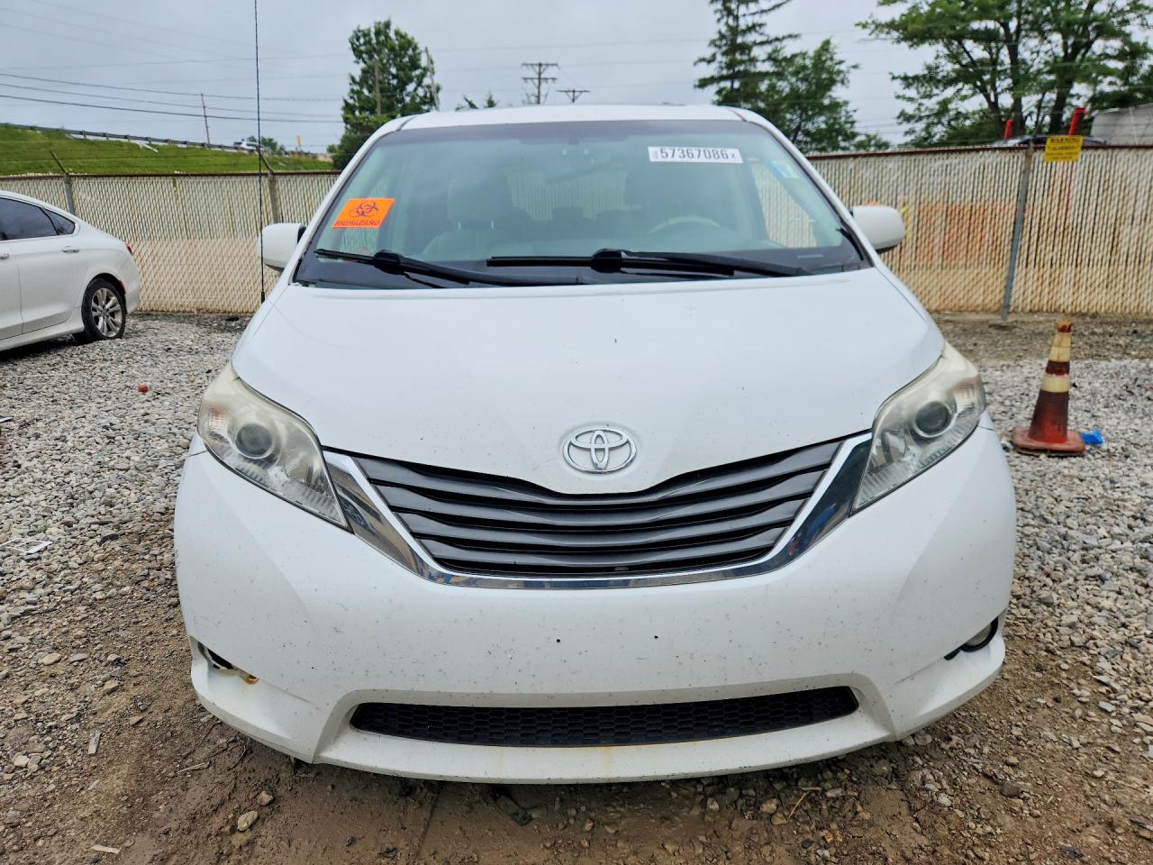 2013 Toyota Sienna Xle 8-passenger White vin: 5TDYK3DC2DS382540