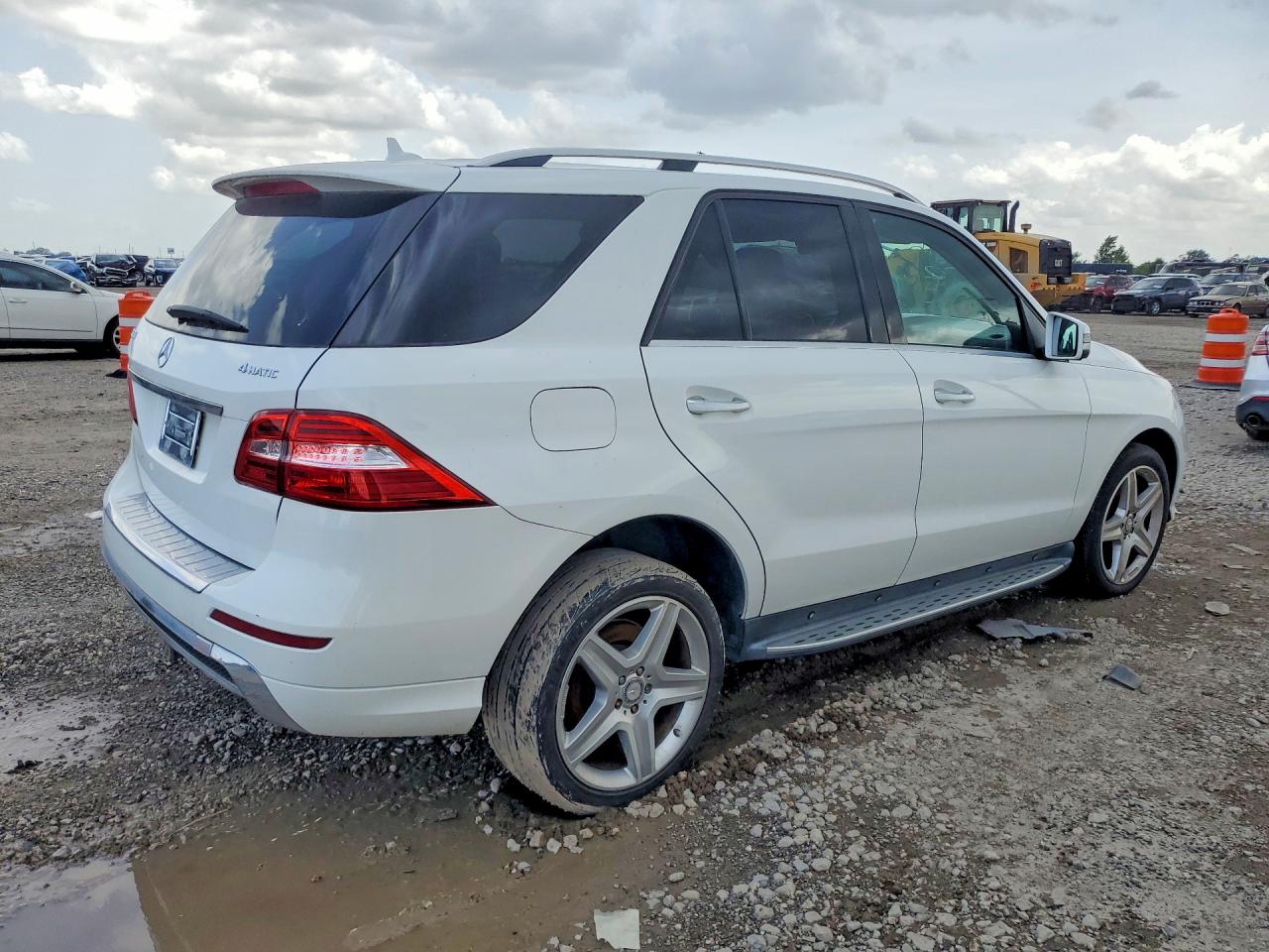 2014 Mercedes-benz Ml 550 4matic White vin: 4JGDA7DB3EA374862