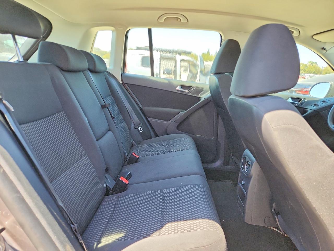 2011 Volkswagen Tiguan S Серый vin: WVGAV7AX5BW527506