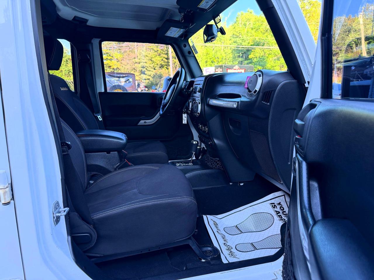 2014 Jeep Wrangler Unlimited Sahara White vin: 1C4BJWEG5EL105525