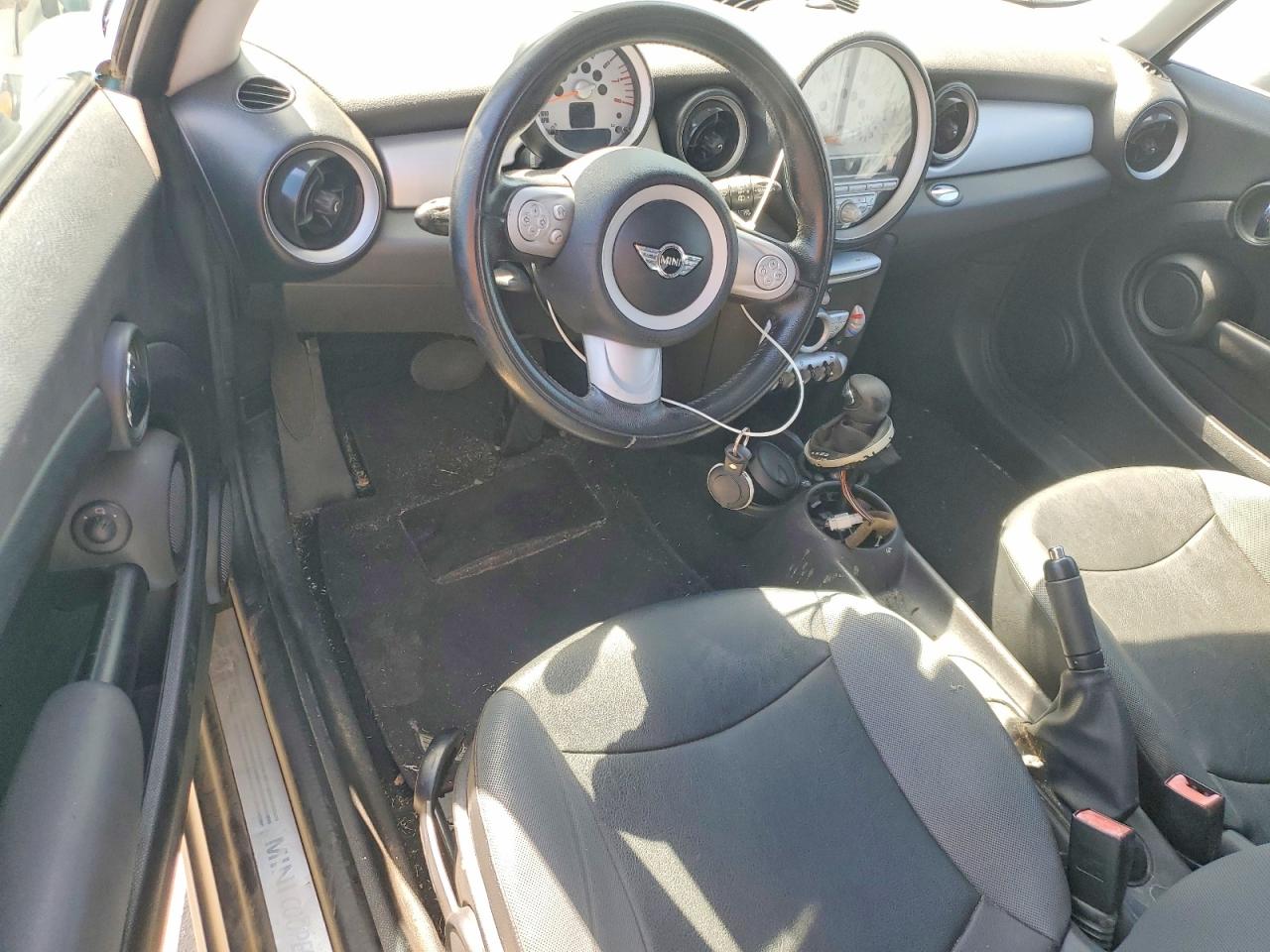 2009 Mini Cooper Turquoise vin: WMWMF33519TW79262