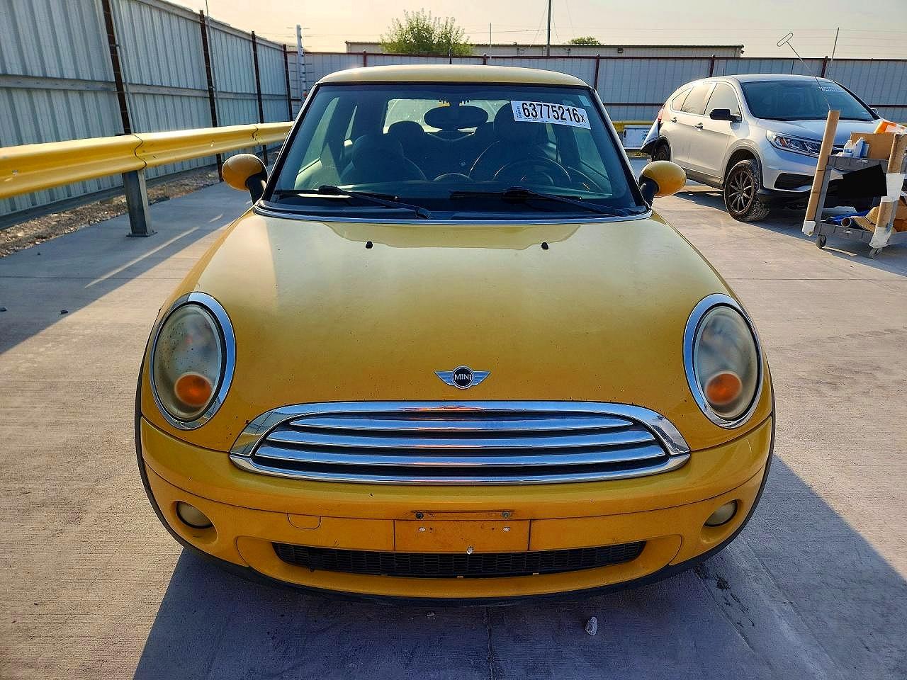 2009 Mini Cooper Yellow vin: WMWMF33509TU70997