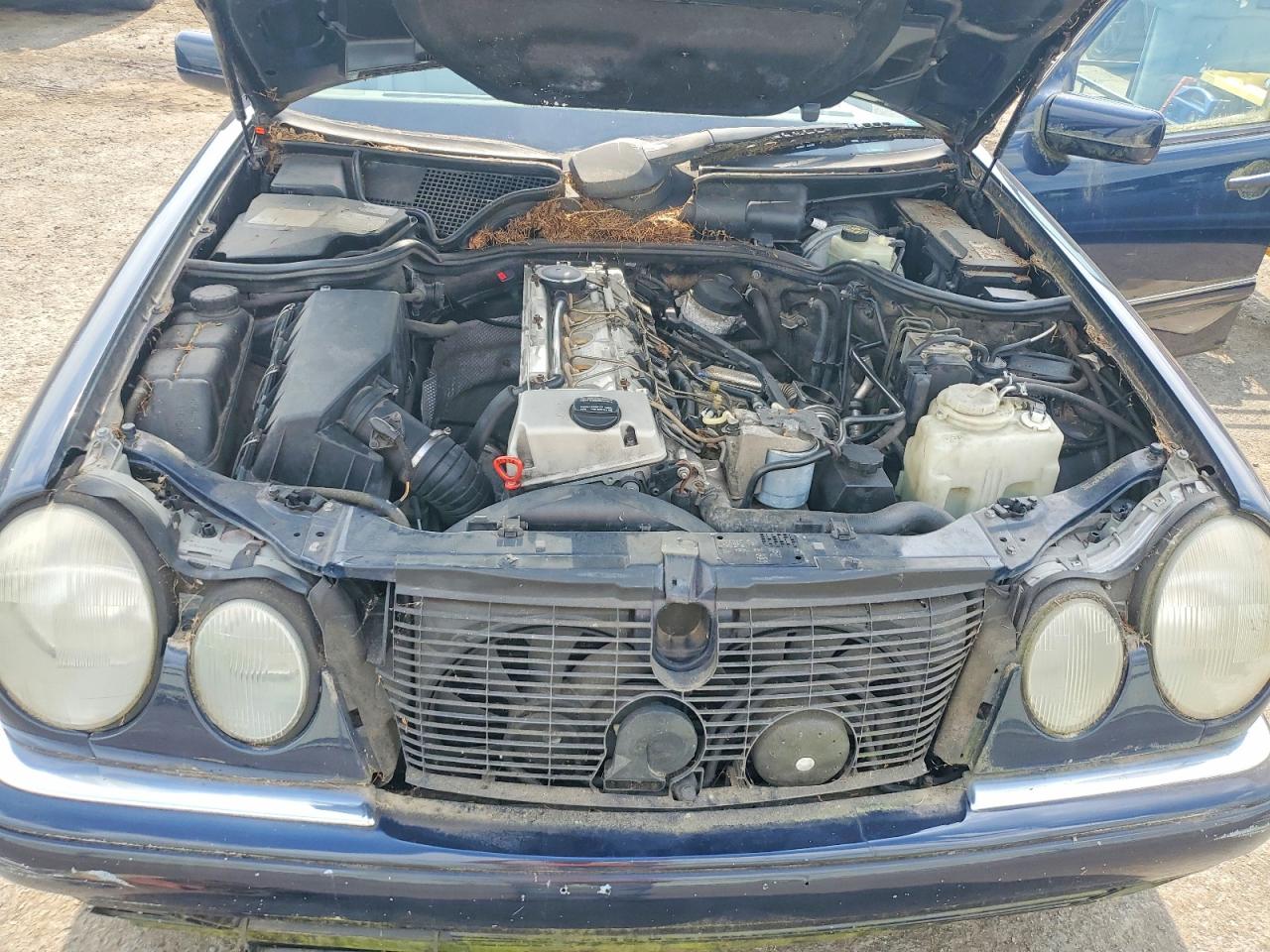 1998 Mercedes-benz E 300td Blue vin: WDBJF25F3WA581880