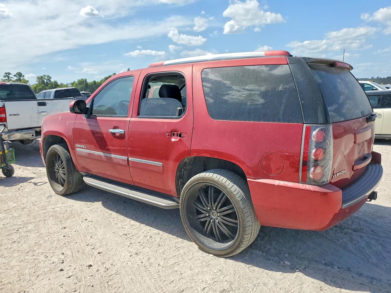2013 Gmc Yukon Denali Red vin: 1GKS1EEF1DR320143