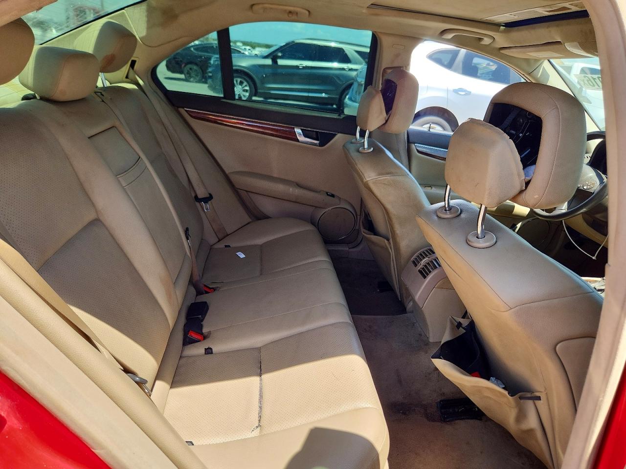 2011 Mercedes-benz C 300 Red vin: WDDGF5EB4BR183248