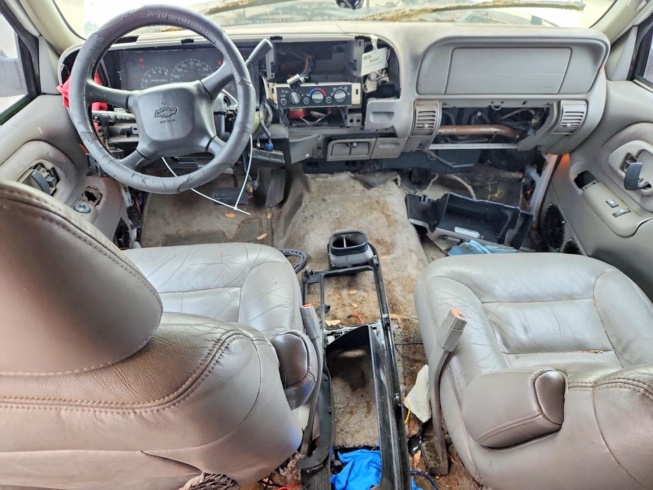 1999 Chevrolet Suburban K2500 White vin: 1GNGK26J5XJ489687