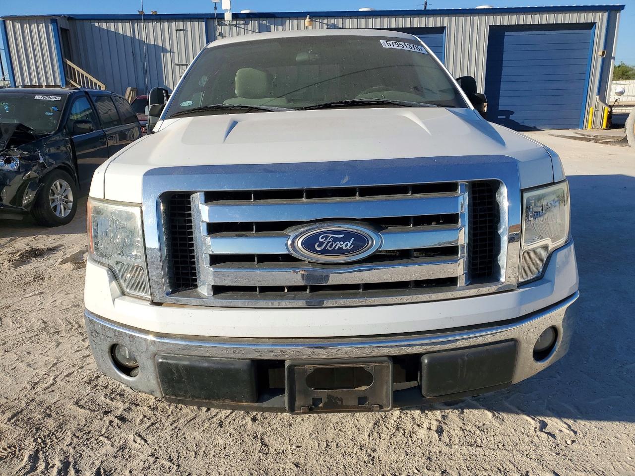2010 Ford F150 Super Cab Белый vin: 1FTVX1CVXAKC18693