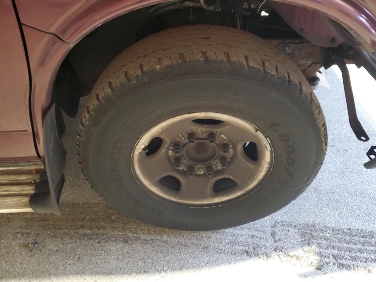 2003 Chevrolet Express G3500 Red vin: 1GAHG39U031231526 Damage: Right Front Center Cap, Missing, Replacement Required