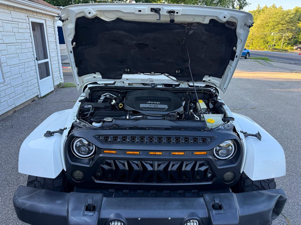 2014 Jeep Wrangler Unlimited Sahara White vin: 1C4BJWEG5EL105525