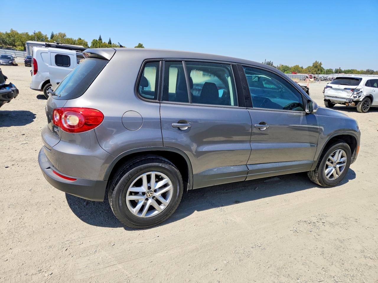 2011 Volkswagen Tiguan S Серый vin: WVGAV7AX5BW527506