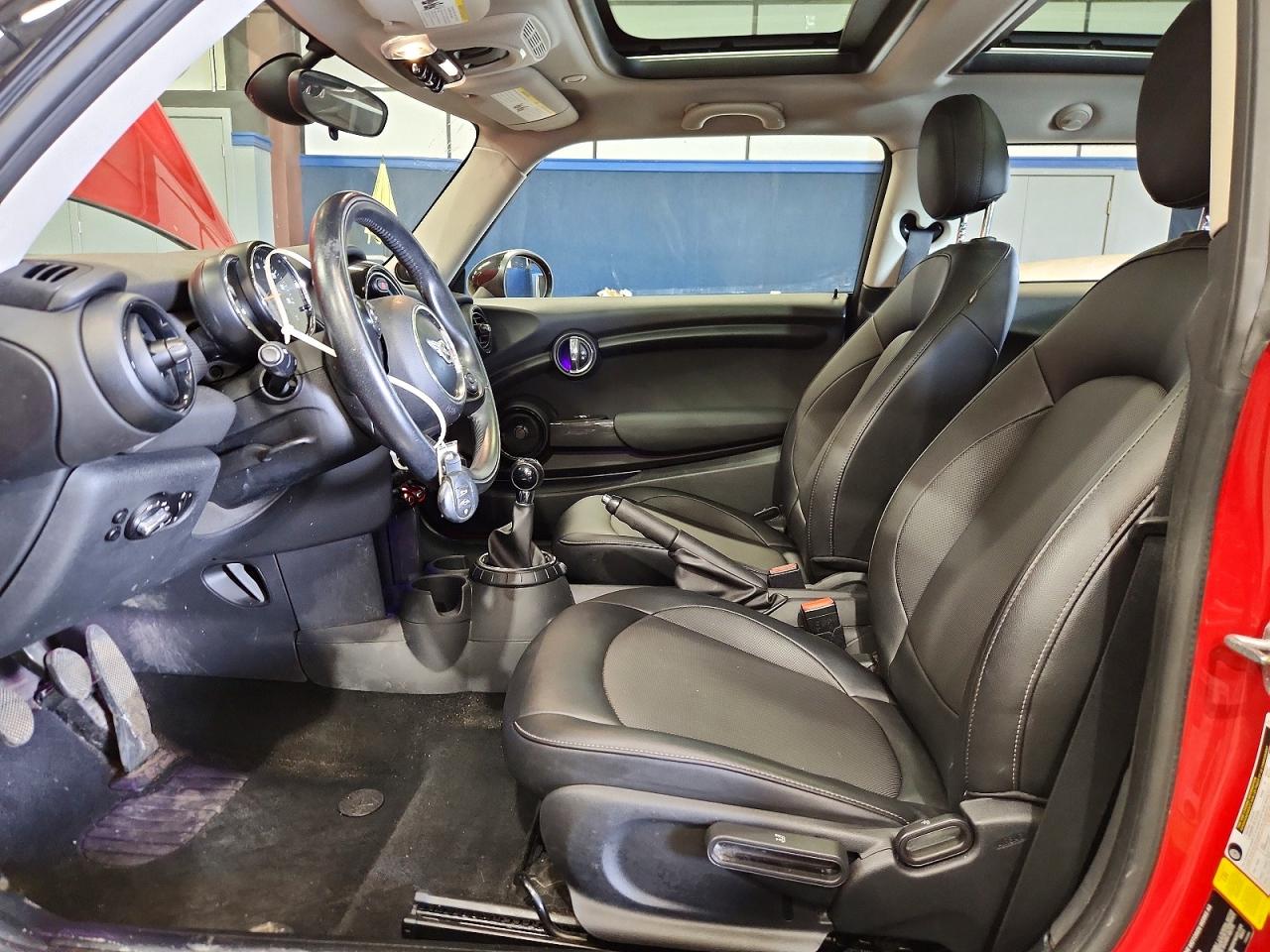 2015 Mini Cooper Red vin: WMWXM5C55F3A97341
