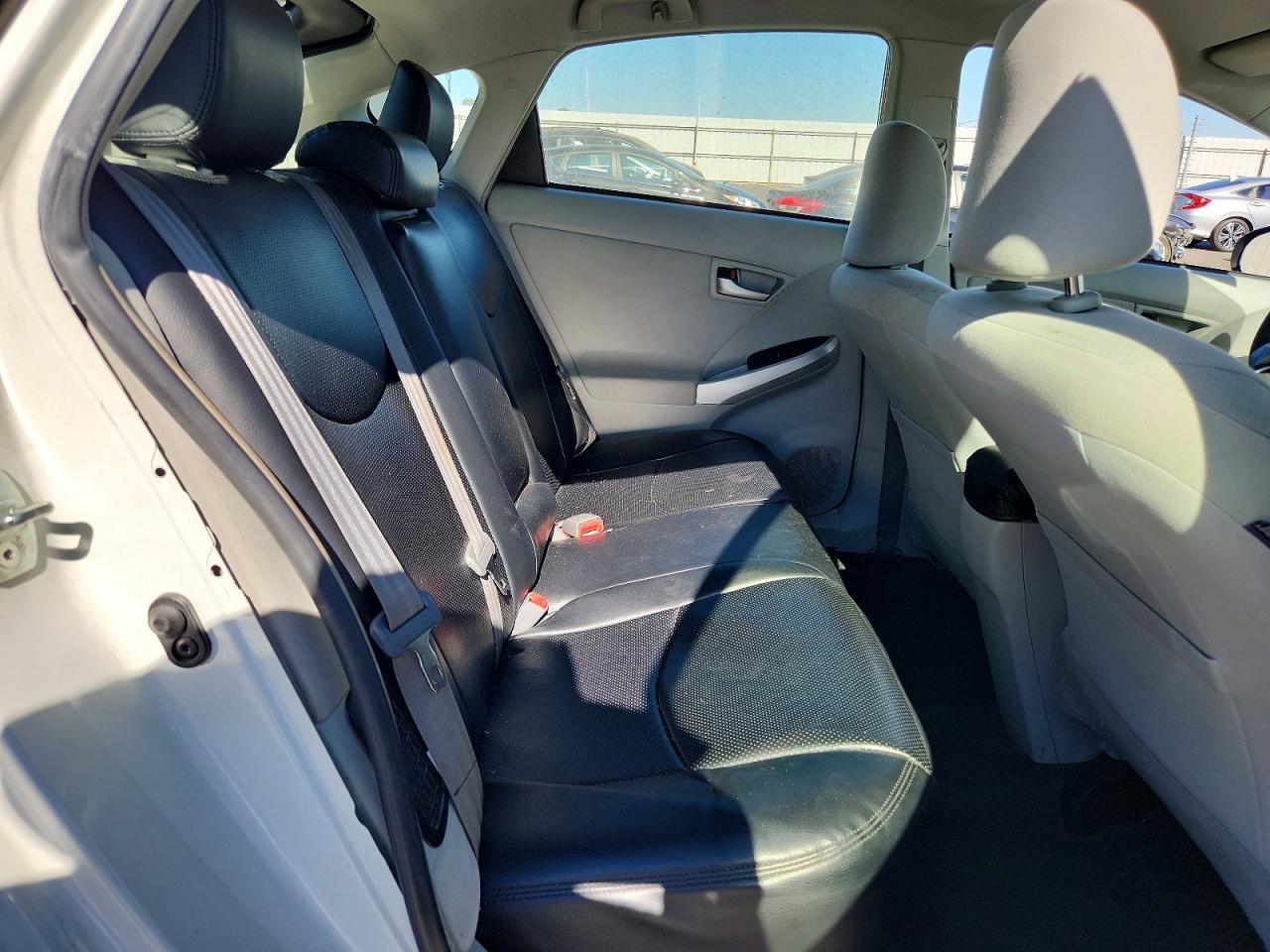 2015 Toyota Prius Two White vin: JTDKN3DU8F0473517