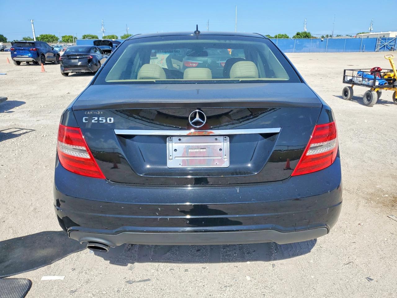 2014 Mercedes-benz C 250 Черный vin: WDDGF4HB7EA933069