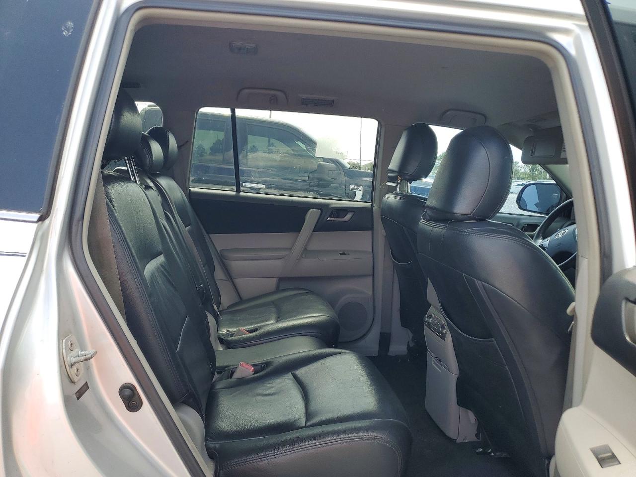 2013 Toyota Highlander Plus Silver vin: 5TDZK3EH2DS097030