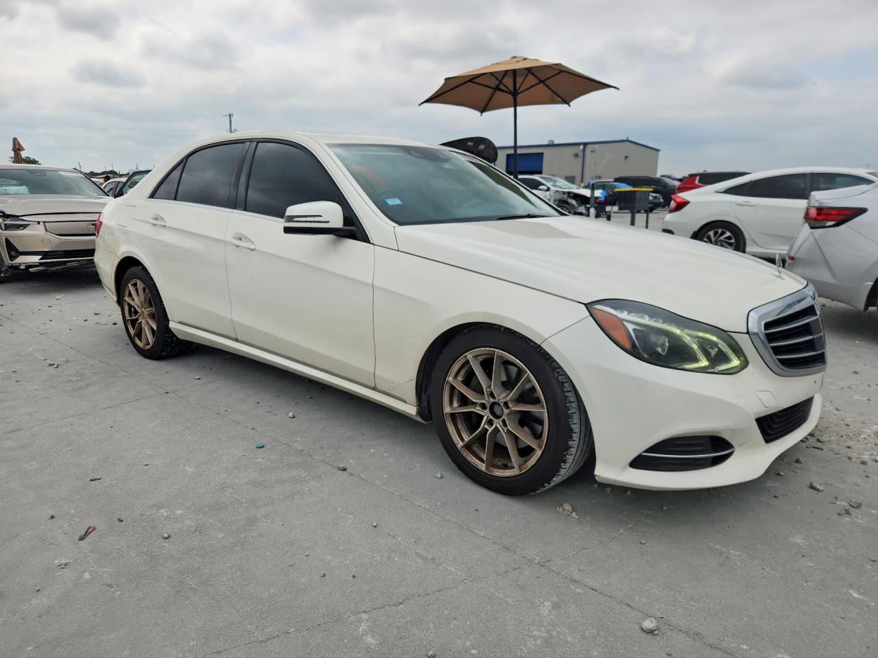 2015 Mercedes-benz E 350 White vin: WDDHF5KB3FB141404
