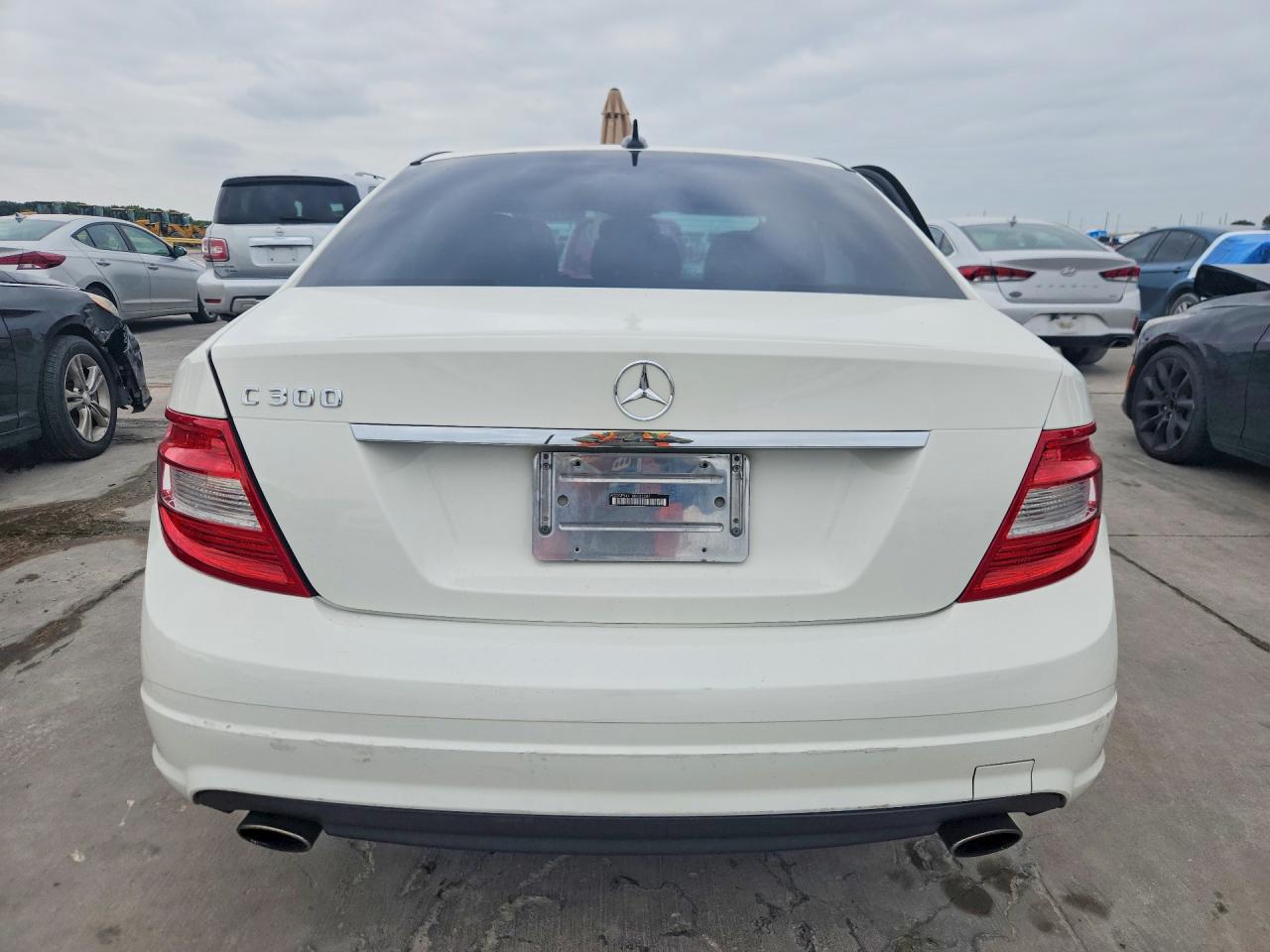 2008 Mercedes-benz C 300 White vin: WDDGF54X18R035287