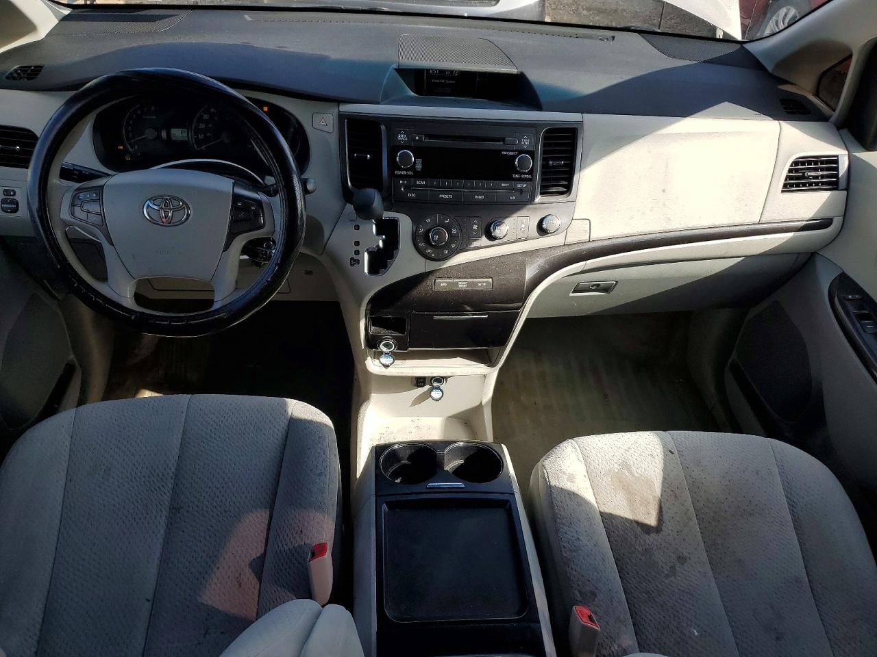2011 Toyota Sienna Le Серебряный vin: 5TDKK3DC5BS162036
