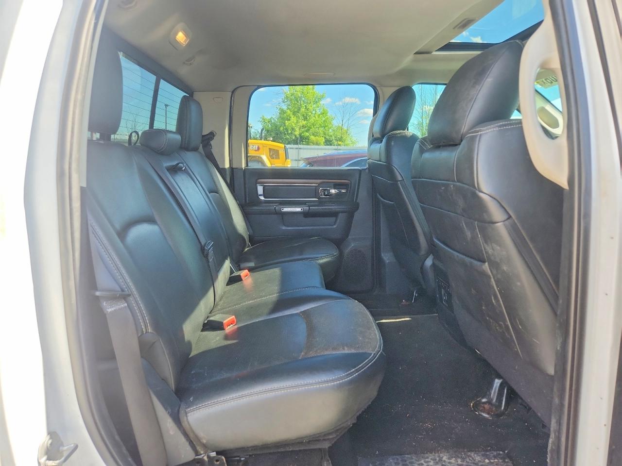 2015 Ram 1500 Laramie White vin: 1C6RR7NT5FS767050