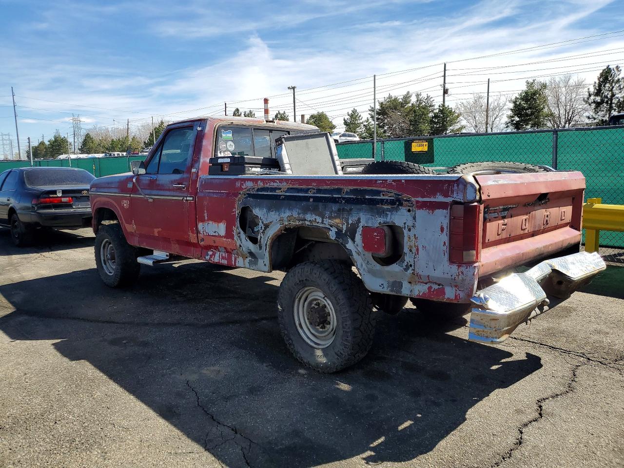 1985 Ford F250 Red vin: 1FTHF2614FPB38556