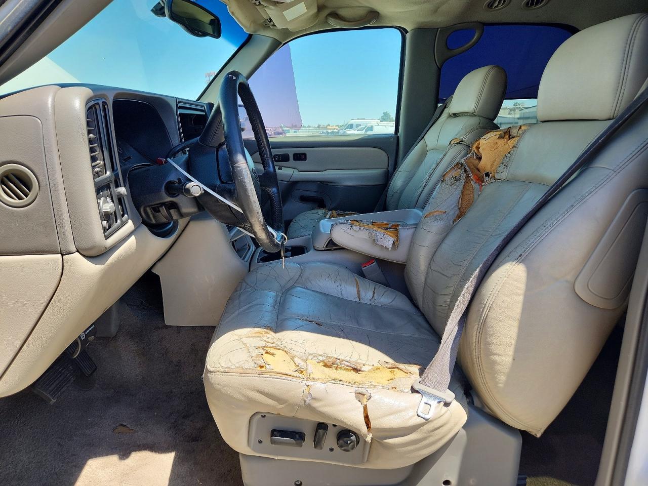 2002 Chevrolet Tahoe C1500 White vin: 1GNEC13TX2R131290