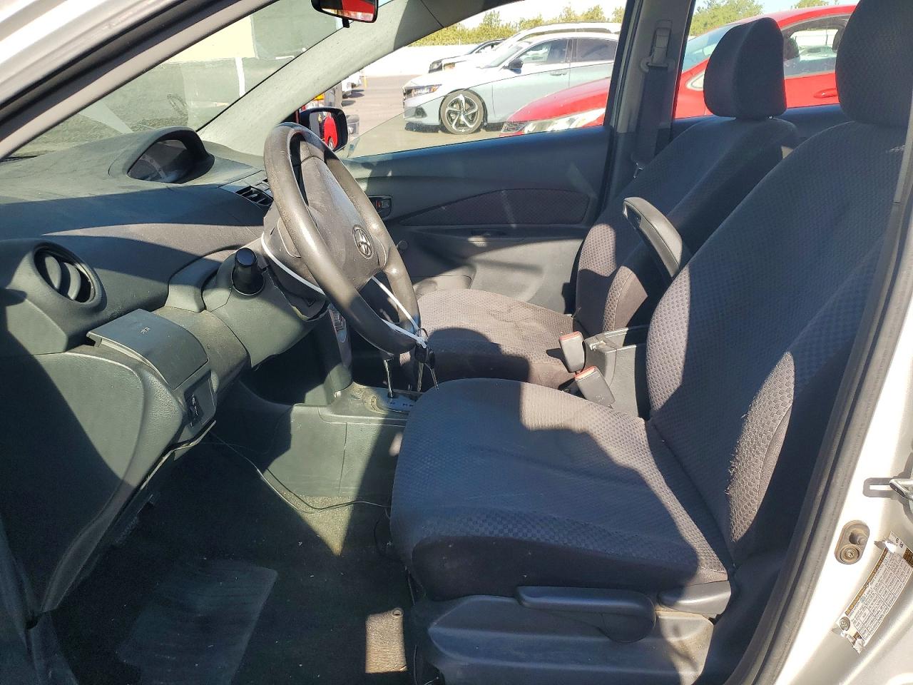 2007 Toyota Yaris Base Серебряный vin: JTDBT923671035044