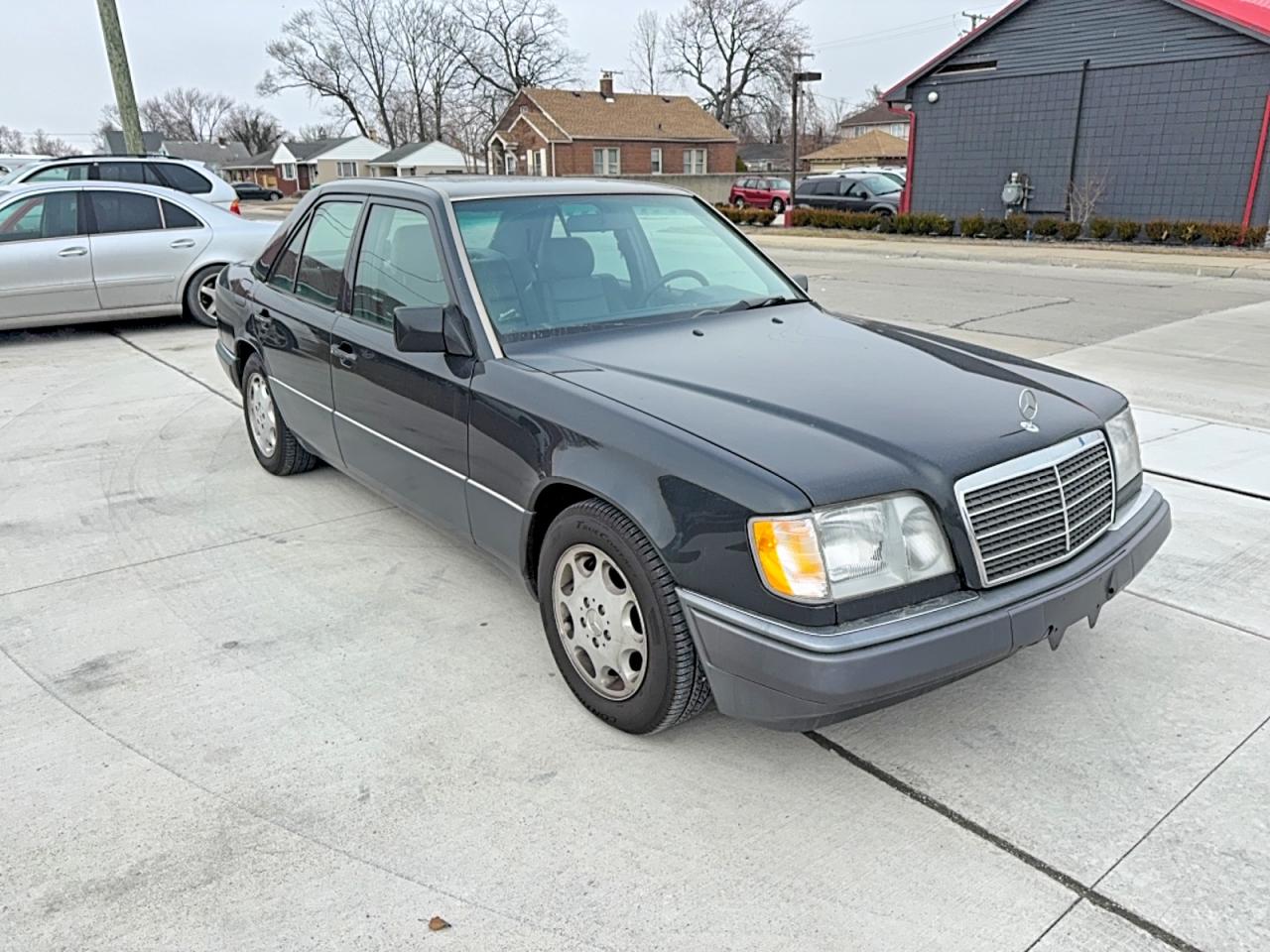 1995 Mercedes-benz E 320 Base Charcoal vin: WDBEA32E0SC200311