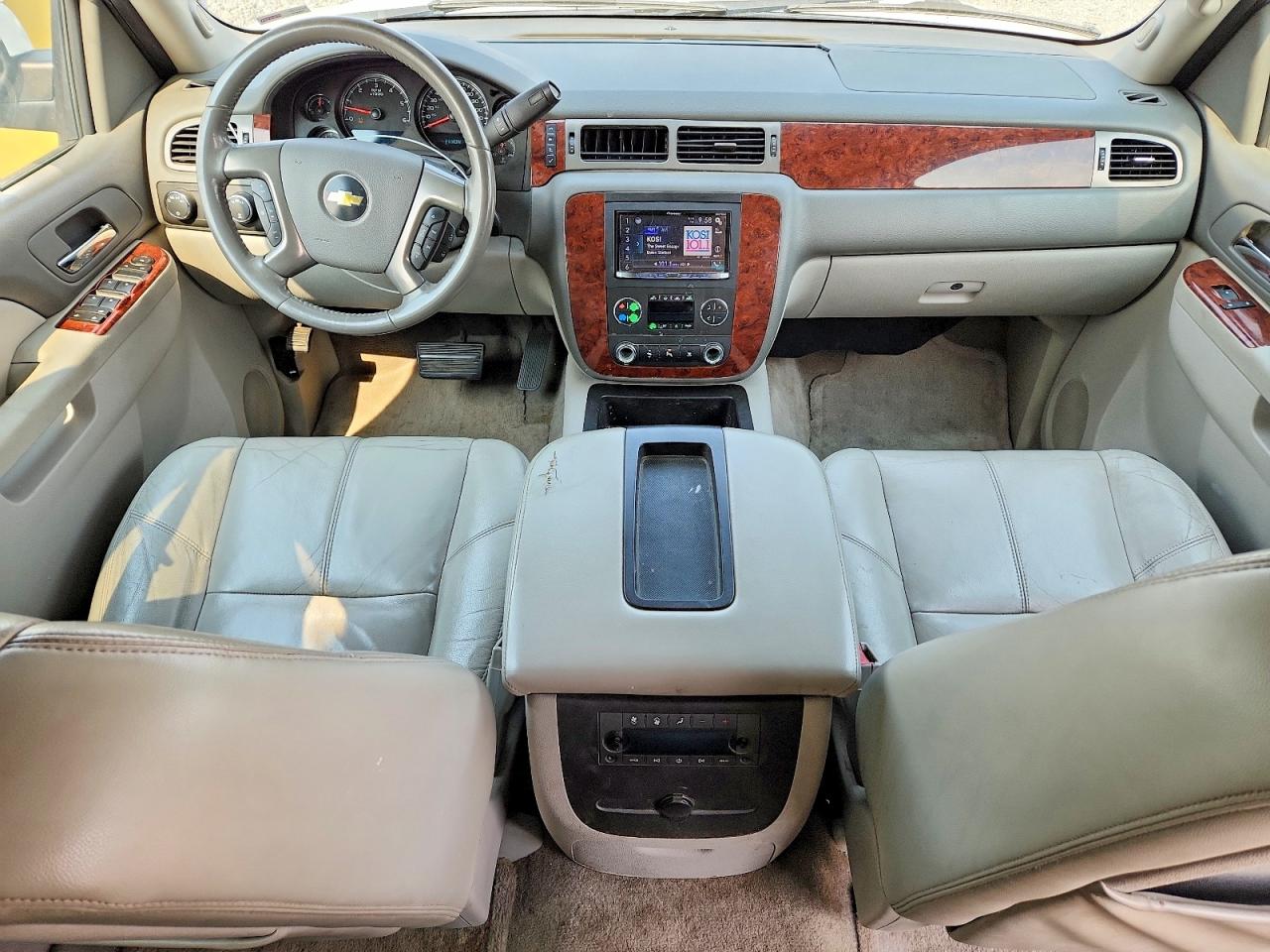 2011 Chevrolet Suburban K1500 Lt White vin: 1GNSKJE30BR210731