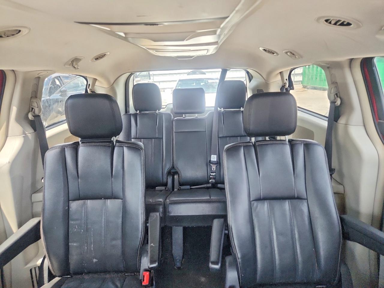 2015 Chrysler Town & Country Touring Red vin: 2C4RC1BG3FR537653