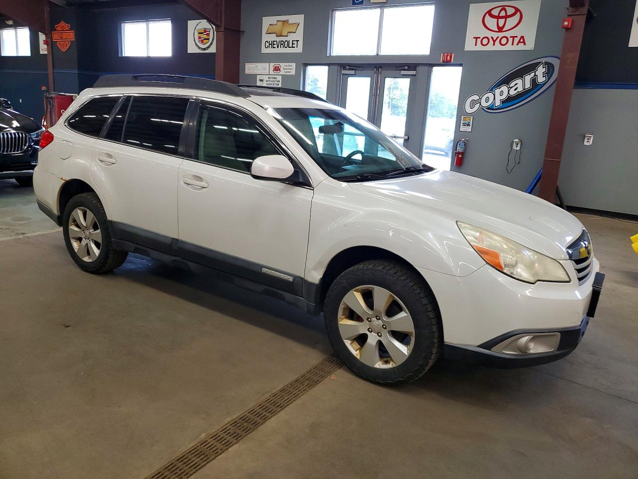 2010 Subaru Outback 2.5i Premium Белый vin: 4S4BRBGCXA3371365