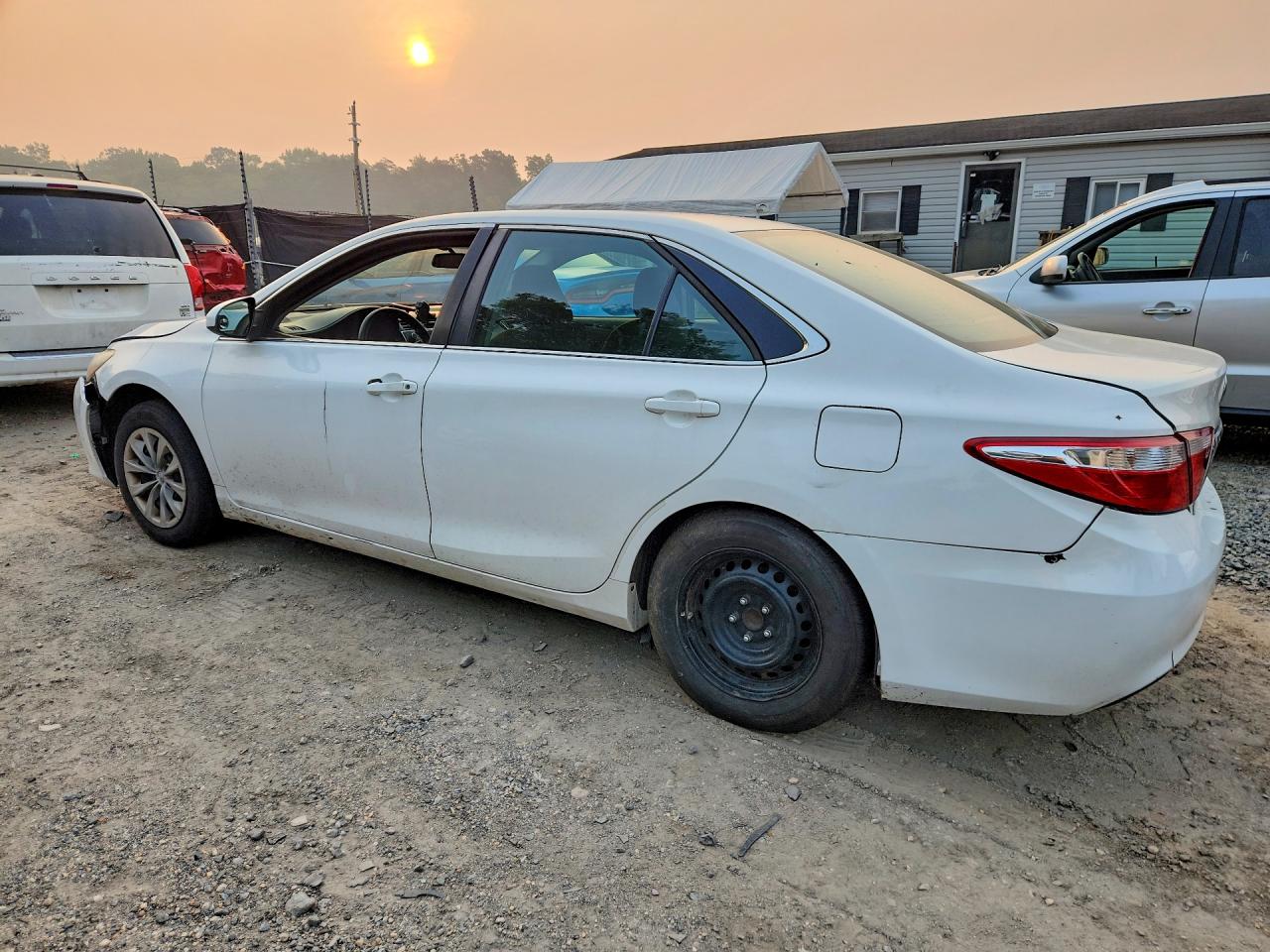 2015 Toyota Camry Le White vin: 4T1BF1FKXFU494306