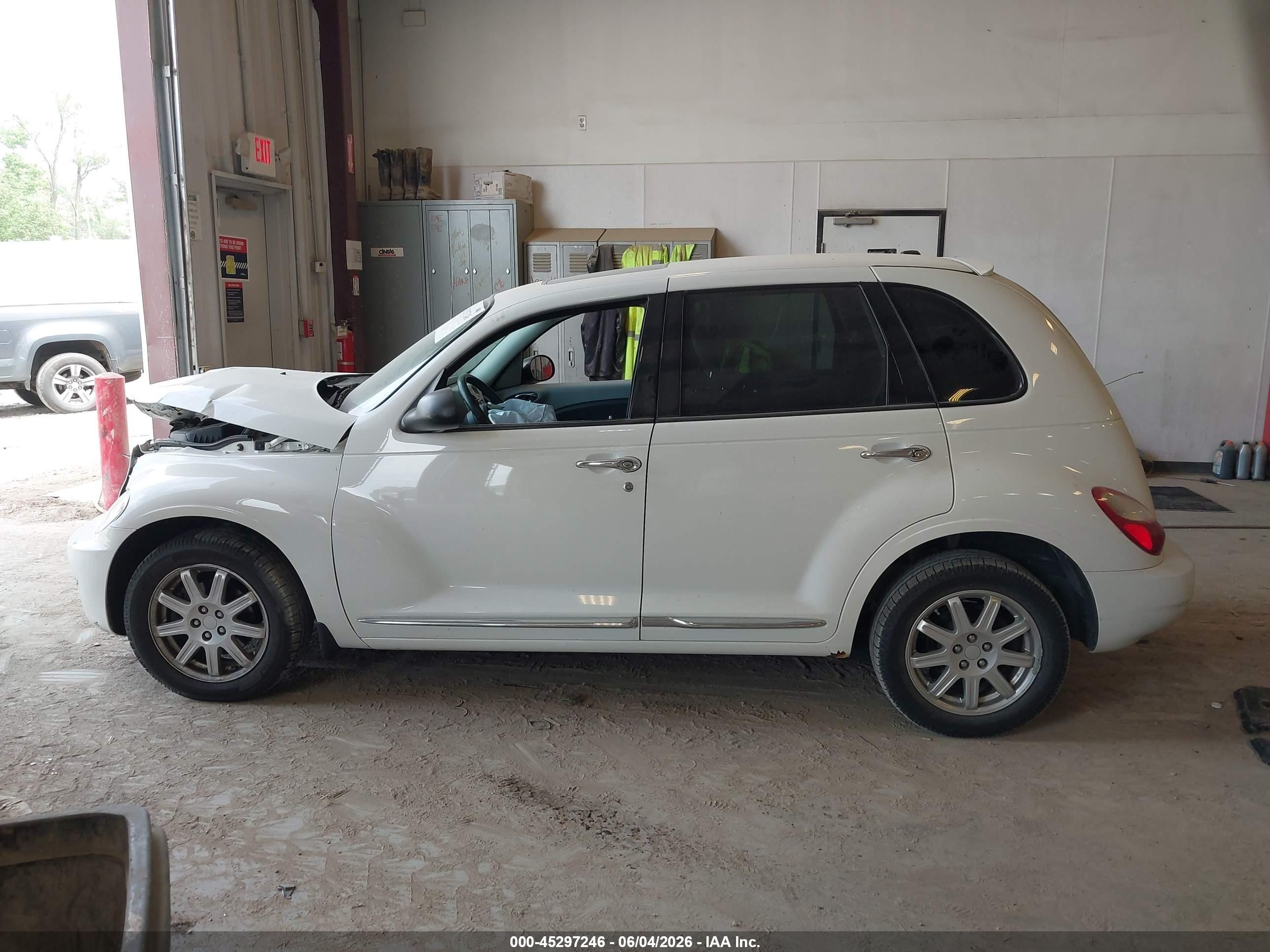 2010 Chrysler Pt Cruiser Classic White vin: 3A4GY5F92AT168571