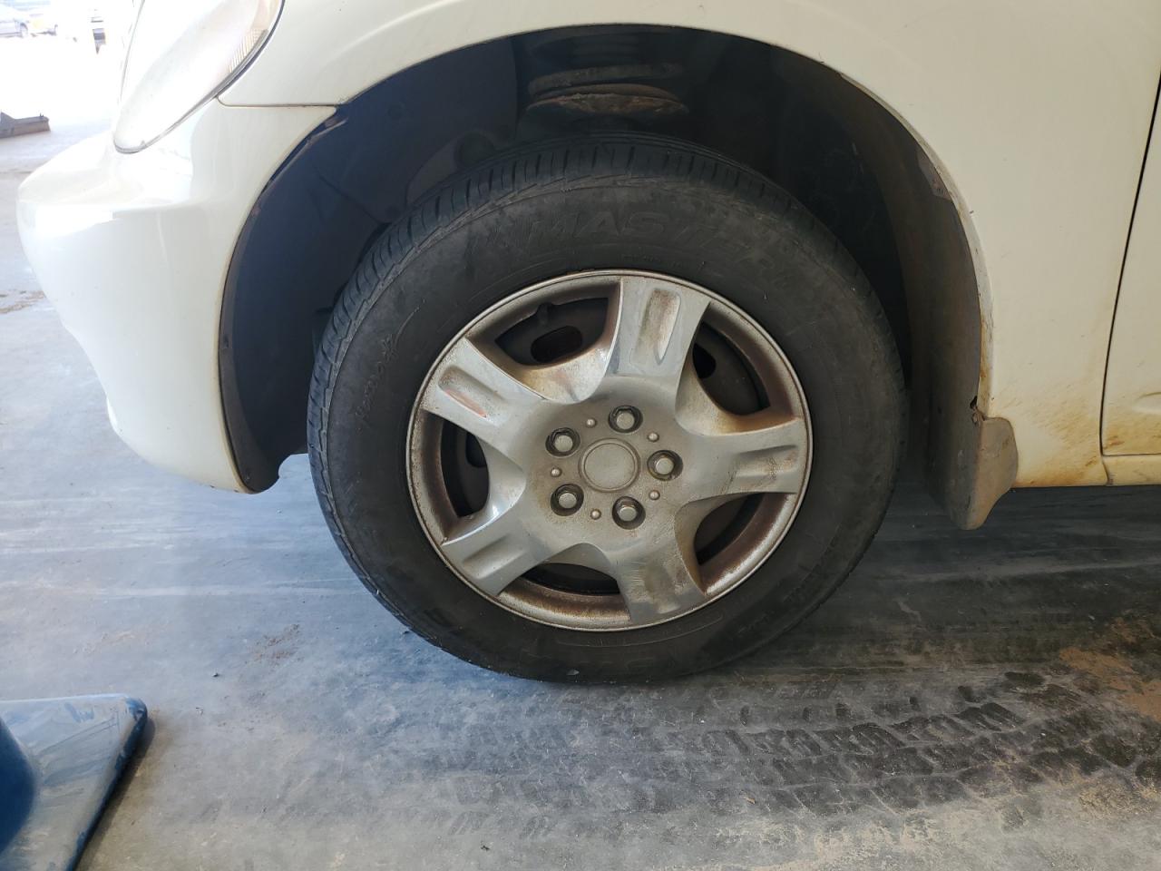 2008 Chrysler Pt Cruiser Beige vin: 3A8FY48B18T146110 Damage: Left Front Tire, Worn, Replacement Required