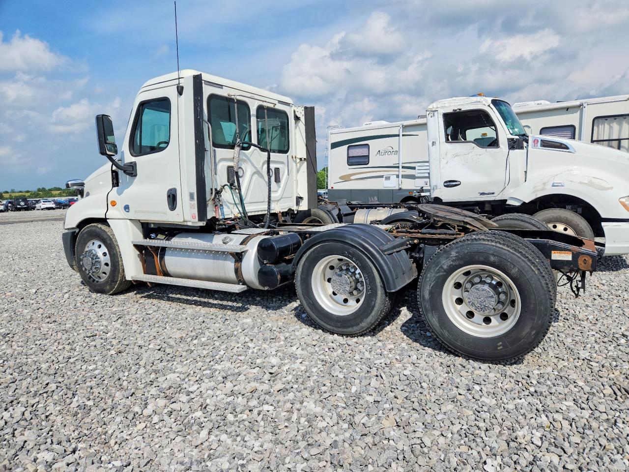 2017 Freightliner Cascadia 1 - Semi Truck White vin: 3AKJGEDV9HSHZ6129