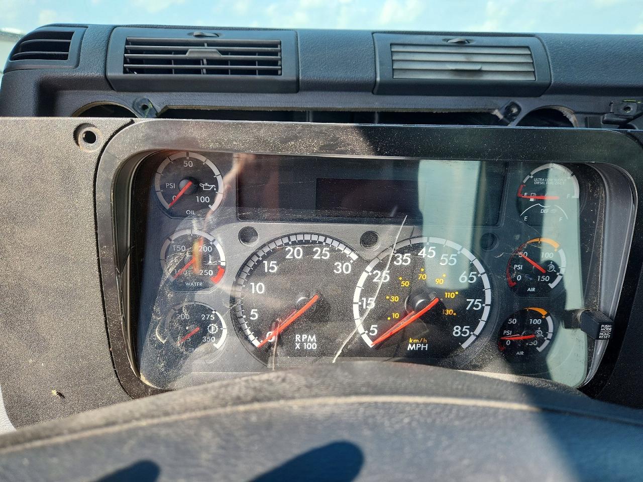 2017 Freightliner Cascadia 1 - Semi Truck White vin: 3AKJGEDV9HSHZ6129