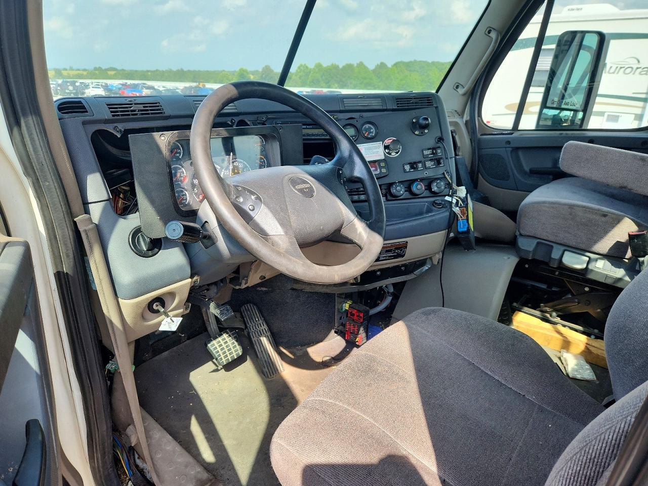 2017 Freightliner Cascadia 1 - Semi Truck White vin: 3AKJGEDV9HSHZ6129